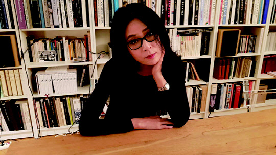 요나 킴은 오스트리아 인스브루크에서 미학과 문학, 철학을 전공하고, 빈 국립대에서 박사 과정을 밟았다. 2005년 독일 부퍼탈 시립극장에서 오페라 '자이데'로 데뷔, 2015년 국립오페라단 '후궁으로부터의 도주' 등의 연출을 맡았다. 2017년 오페라 전문지 '오펀벨트'에서 '올해의 연출가'로 선정된 바 있으며, 지난해 함부르크 오퍼에서 오페라 '노르마' '투란도트'의 연출을 맡는 등 활발한 연출 활동을 이어오고 있다.